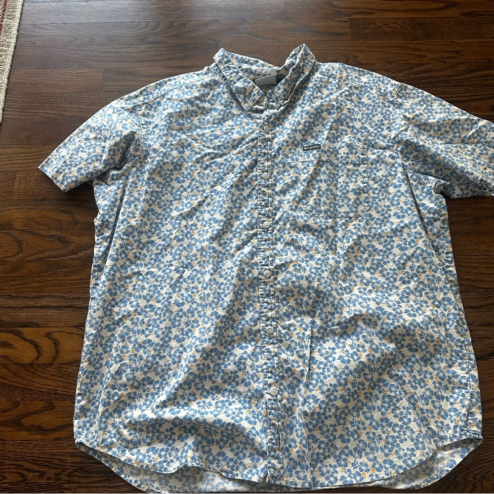 Columbia Men's Light Blue floral Short Sleeve button down Shirt